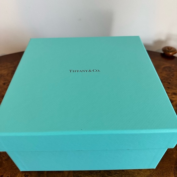 Authentic Tiffany & Co. paper gift box - Picture 3 of 3